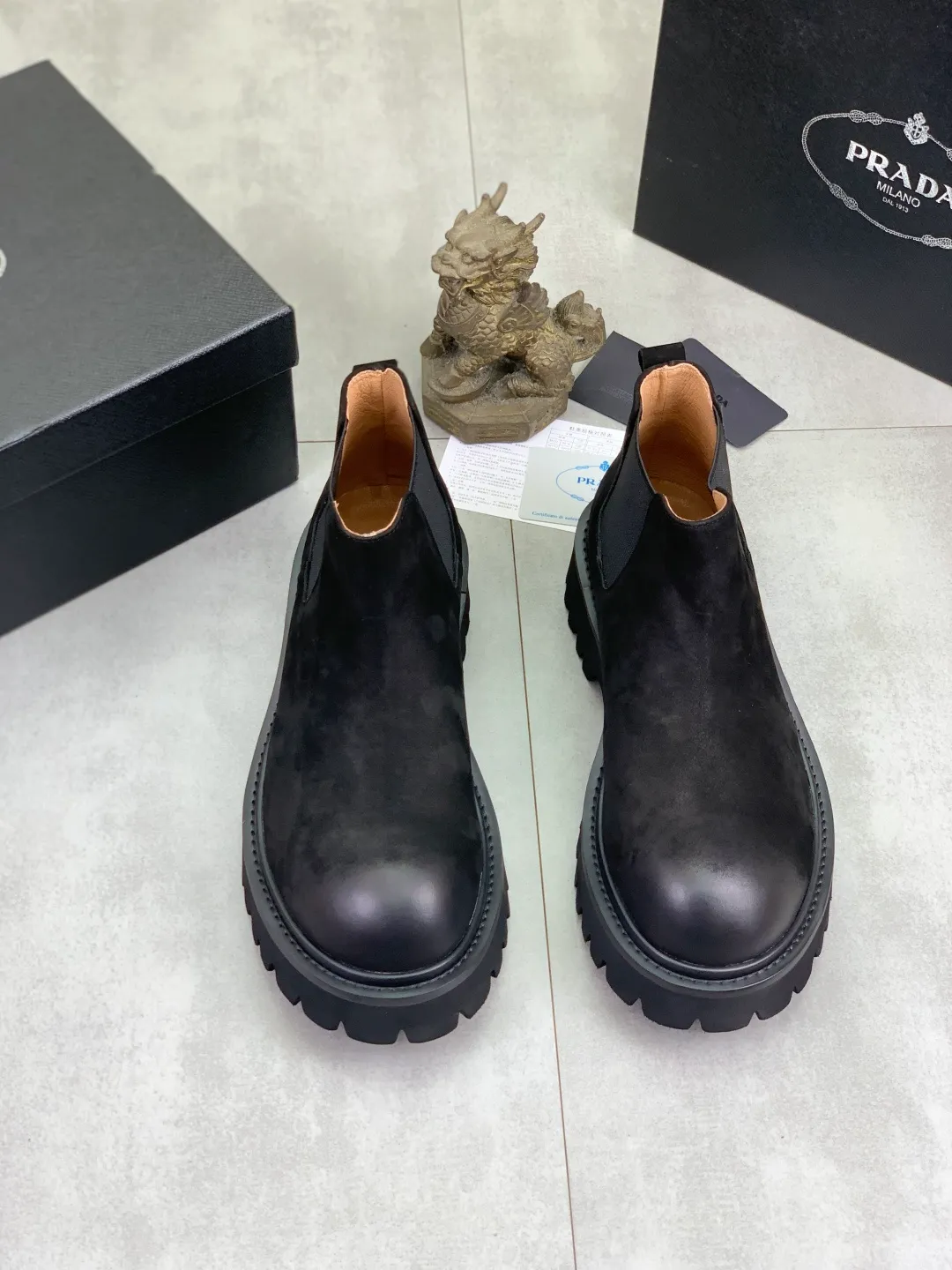 Men's shoes 💰P560 💰[New style]🔥🆕Hot model [PRADA]Prada🔝High-top Chelsea Martin boots are a high-end brand of men's shoes. The uppers are made of top-layer calfskin imported from Italy➕top-layer pigskin lining for the feet🔥, making walking more convenient and comfortable! Exclusive new style, stunning work [color]! Create a fashionable personality to set off your uniqueness! Create a fashionable personality to set off your uniqueness! A must-have for trendy men! Classic🔥super wear-resistant rubber outsole, size: 38-44 (45 can be customized) black or brown🉑️choose